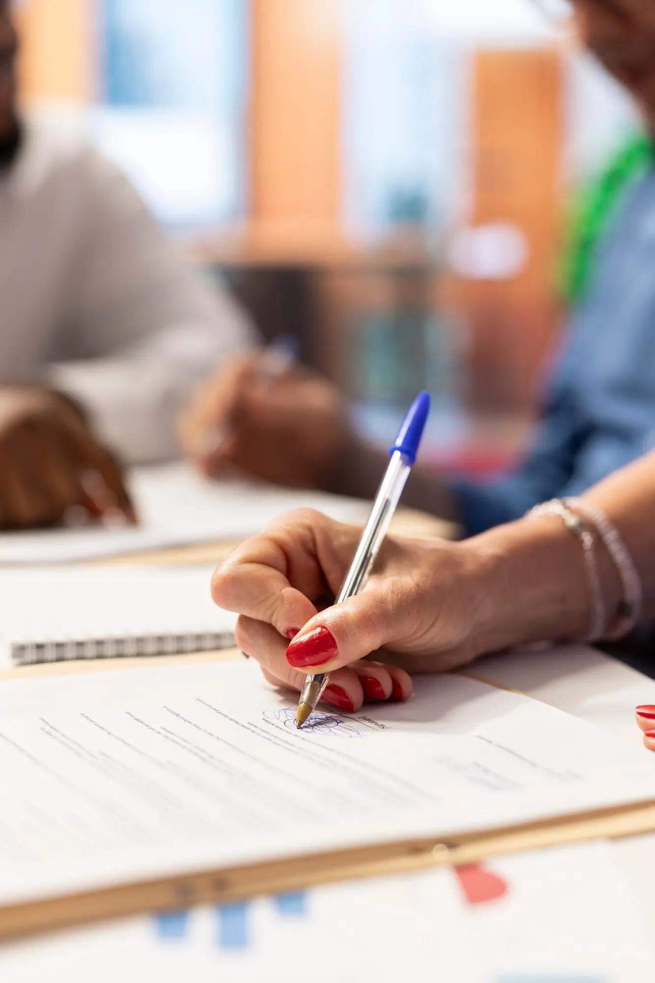 Ältere Kundin oder älterer Kunde unterzeichnet den Vertrag für den Pensionsplan mit einem Makler.